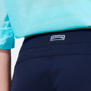 Bild von Damen Andere Uni - Solid Shorty aus Stretchmaterial für Damen, Marineblau Rückansicht getragen Bild von Damen Andere Uni - Solid Shorty aus Stretchmaterial für Damen, Marineblau Rückansicht getragen