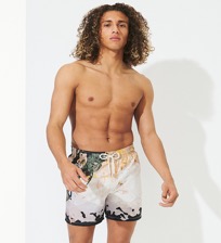 Men Stretch classic Printed - Men Swimwear Distortive water - Vilebrequin x Highsnobiety, Wild stone front worn view