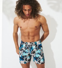 Men Stretch classic Printed - Men Swimwear Californian Pool Dogtown - Vilebrequin x Highsnobiety, Blue note front worn view