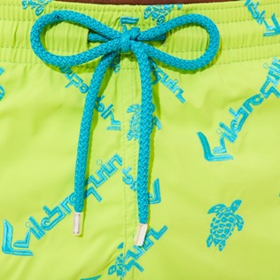 Bild von Herren Klassische Bestickt - Vilebrequin Badeshorts mit Stickerei für Herren – Limited Edition, Lemongrass Details Ansicht 2 Bild von Herren Klassische Bestickt - Vilebrequin Badeshorts mit Stickerei für Herren – Limited Edition, Lemongrass Details Ansicht 2