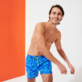Imagen de Hombre Clásico Estampado - Bañador con estampado 2003 Turtle Shell para hombre, Mar azul vista frontal desgastada Imagen de Hombre Clásico Estampado - Bañador con estampado 2003 Turtle Shell para hombre, Mar azul vista frontal desgastada