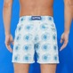 男款 Embroidered 绣 - 男士 Hypno Shell 刺绣泳装 - 限量版, Glacier 背面穿戴视图