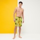 Uomo Classico lungo Stampato - Costume da bagno uomo lungo ultraleggero e ripiegabile Ronde Des Tortues Multicolores, Matcha vista frontale indossata