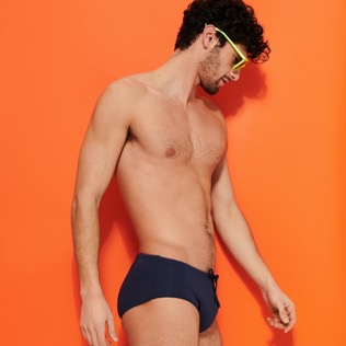 Hombre Fitted Liso - Bañador slip ajustado de color liso para hombre, Azul marino detalles vista 1