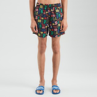 Photo de Homme CLASSIQUE Imprimé - Maillot de bain homme classique Palm Angels Monogram- Vilebrequin x Palm Angels, Noir vue portée de face Photo de Homme CLASSIQUE Imprimé - Maillot de bain homme classique Palm Angels Monogram- Vilebrequin x Palm Angels, Noir vue portée de face