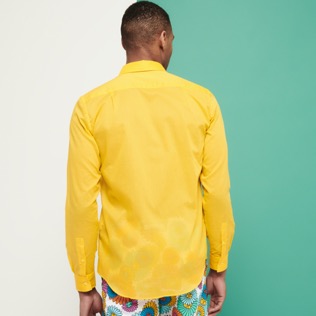 男款 Others 纯色 - 纯色中性纯棉巴厘纱衬衫, Yellow 背面穿戴视图
