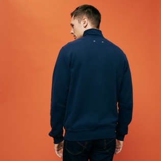 Herren Andere Bestickt - Neo Médusa Sweatshirt aus bestickter Baumwolle mit Reißverschluss für Herren, Marineblau Rückansicht getragen