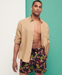 Uomo Altri Unita - Camicia uomo in lino Natural Dye, Nuts vista frontale indossata