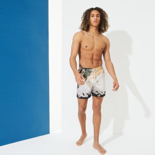 男款 Stretch classic 印制 - 男士 Distortive water 泳裤 - Vilebrequin x Highsnobiety, Wild stone 正面穿戴视图