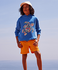 Boys Hoodie Sweatshirt Turtle printed Fonds Marins Multicolores Earthenware Vorderseite getragene Ansicht