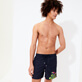 Herren Klassische Laserschnitt - Holi Party Badehose mit Stickerei für Herren, Marineblau frontworn Herren Klassische Laserschnitt - Holi Party Badehose mit Stickerei für Herren, Marineblau frontworn