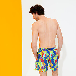 Photo de Homme CLASSIQUE Imprimé - Maillot de bain homme Les Geckos, Bleu batik vue portée de dos Photo de Homme CLASSIQUE Imprimé - Maillot de bain homme Les Geckos, Bleu batik vue portée de dos