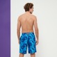 Uomo Classico corto Stampato - Costume da bagno uomo lungo ultraleggero e ripiegabile Nautilius Tie &amp; Dye, Azzurro vista indossata posteriore