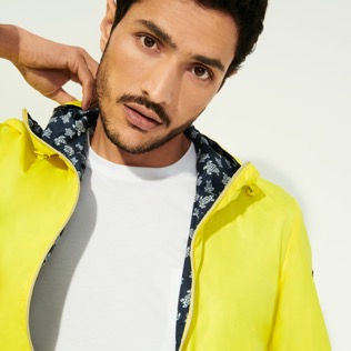Picture of Others Printed - Reversible Windbreaker Jacket Micro Ronde des Tortues, Lemon details view 4 Picture of Others Printed - Reversible Windbreaker Jacket Micro Ronde des Tortues, Lemon details view 4