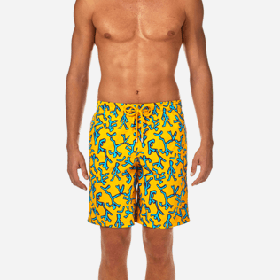 Hombre Clásico largon Estampado - Bañador de corte largo con estampado Danse du Feu, Curcuma supp1 Hombre Clásico largon Estampado - Bañador de corte largo con estampado Danse du Feu, Curcuma supp1