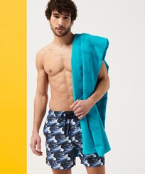 Solid Strandtuch aus Bio-Baumwolle Ming blue Vorderseite getragene Ansicht