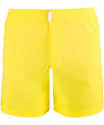 Herren Flat belts Uni - Kurze und figurbetonte Einfarbige Stretch-Badehose für Herren, Zitrone Vorderansicht