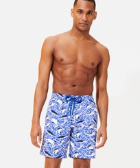 Homme CLASSIQUE LONG Imprimé - Men Swimwear Long 2009 Les Requins, Bleu de mer vue portée de face
