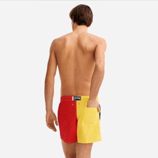 Hombre Clásico Bordado - Bañador con tiburón multicolor de Vilebrequin bordado para hombre - Vilebrequin x JCC+ - Edición limitada, Blanco backworn Hombre Clásico Bordado - Bañador con tiburón multicolor de Vilebrequin bordado para hombre - Vilebrequin x JCC+ - Edición limitada, Blanco backworn