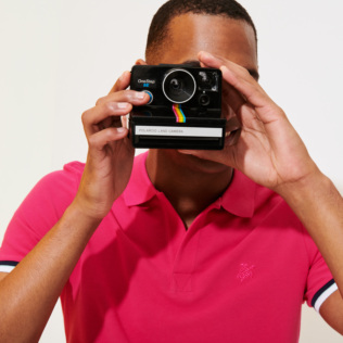 Imagen de Hombre Autros Liso - Polo en piqué de algodón de color liso para hombre, Shocking pink detalles vista 2 Imagen de Hombre Autros Liso - Polo en piqué de algodón de color liso para hombre, Shocking pink detalles vista 2