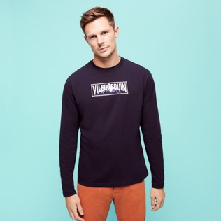 Herren Andere Bestickt - Langärmeliges, besticktes Moutain Patch T-Shirt aus Baumwolle für Herren, Marineblau Vorderseite getragene Ansicht