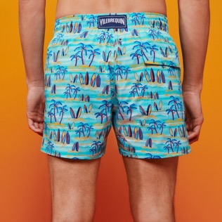 Hombre Autros Estampado - Bañador elástico con estampado Palms & Surfs para hombre de Vilebrequin x The Beach Boys, Lazulii blue vista trasera desgastada