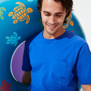 Imagen de Hombre Autros Liso - Camiseta de algodón orgánico de color liso para hombre, Mar azul vista frontal desgastada Imagen de Hombre Autros Liso - Camiseta de algodón orgánico de color liso para hombre, Mar azul vista frontal desgastada