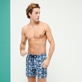 男款 Others 印制 - 男士 Batik Fishes 弹力泳裤, Navy 正面穿戴视图 男款 Others 印制 - 男士 Batik Fishes 弹力泳裤, Navy 正面穿戴视图