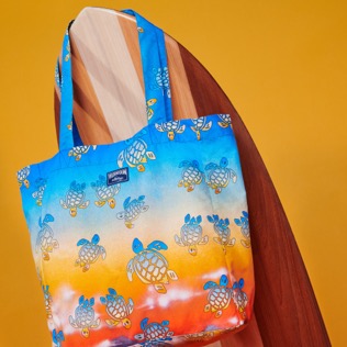 Others Printed - Unisex Tote Bag Ronde des Tortues Sunset - Vilebrequin x The Beach Boys, Multicolor back worn view