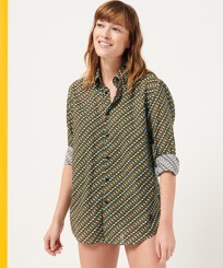 Andere Bedruckt - Smoked Fish Unisex Sommerhemd aus Baumwollvoile, Saphir Frauen Vorderansicht getragen