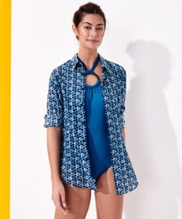 Camisa de verano unisex en gasa de algodón con estampado Batik Fishes Azul marino mujeres vista frontal desgastada