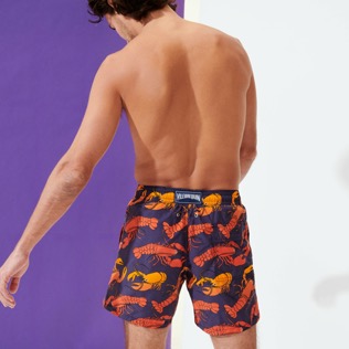的图片 男款 Classic 印制 - 男士 Homards et Coraux 泳裤, Navy 背面穿戴视图 的图片 男款 Classic 印制 - 男士 Homards et Coraux 泳裤, Navy 背面穿戴视图