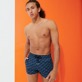 Herren Fitted Bedruckt - Micro Tortues Rainbow Badeshorts für Herren, Marineblau Vorderseite getragene Ansicht