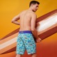 Uomo Altri Stampato - Costume da bagno uomo elasticizzato Palms &amp; Surfs - Vilebrequin x The Beach Boys, Lazulii blue vista indossata posteriore