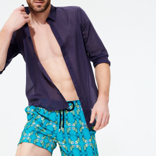 Imagen de Hombre Clásico Bordado - Bañador con bordado Sweet Fishes para hombre - Edición limitada, Azurin detalles vista 2 Imagen de Hombre Clásico Bordado - Bañador con bordado Sweet Fishes para hombre - Edición limitada, Azurin detalles vista 2