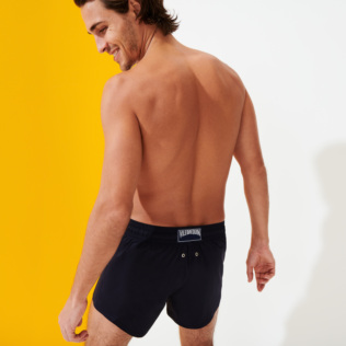 Imagen de Hombre Short Clásico Liso - Bañador corto, elástico y ajustado liso para hombre, Azul marino vista trasera desgastada Imagen de Hombre Short Clásico Liso - Bañador corto, elástico y ajustado liso para hombre, Azul marino vista trasera desgastada