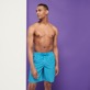 男款 Long classic 印制 - 男士 Micro Waves 长款泳裤, Lazulii blue 正面穿戴视图