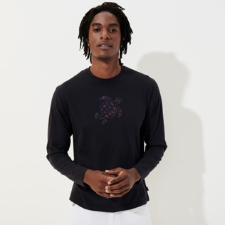 Bild von Herren Andere Bestickt - Solid T-Shirt aus Baumwolle mit aufgestickter Schildkröte für Herren, Marineblau Vorderseite getragene Ansicht Bild von Herren Andere Bestickt - Solid T-Shirt aus Baumwolle mit aufgestickter Schildkröte für Herren, Marineblau Vorderseite getragene Ansicht