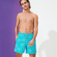 Photo de Homme CLASSIQUE Imprimé - Maillot de bain homme 1997 Starlettes, Bleu ming vue portée de face Photo de Homme CLASSIQUE Imprimé - Maillot de bain homme 1997 Starlettes, Bleu ming vue portée de face