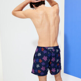 Photo de Homme CLASSIQUE Imprimé - Maillot de bain homme Ronde des Tortues Indies, Bleu marine vue portée de dos Photo de Homme CLASSIQUE Imprimé - Maillot de bain homme Ronde des Tortues Indies, Bleu marine vue portée de dos