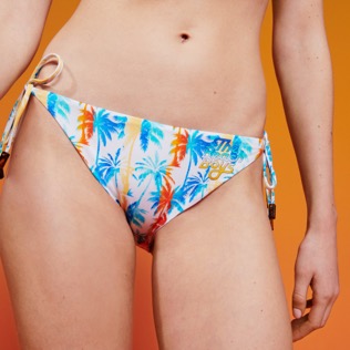 女款 Fitted 印制 - 女士 Palms & Stripes 系带比基尼泳裤 - Vilebrequin x The Beach Boys, White 细节视图2