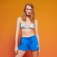 Mujer Shorty Estampado - Pantalón corto con logotipo degradado bordado para mujer de Vilebrequin x The Beach Boys, Earthenware detalles vista 3