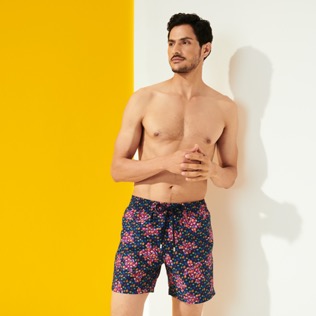 Imagen de Hombre Clásico Estampado - Bañador con estampado Micro Macro Ronde Des Tortues para hombre, Azul marino vista frontal desgastada Imagen de Hombre Clásico Estampado - Bañador con estampado Micro Macro Ronde Des Tortues para hombre, Azul marino vista frontal desgastada