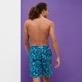 Homme CLASSIQUE LONG Imprimé - Maillot de bain homme long Golden Carps - Exclu web, Bleu marine vue portée de dos