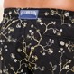 Herren Klassische Bestickt - Cherry Blossom Badeshorts mit Stickerei für Herren – Limited Edition, Schwarz Rückansicht getragen