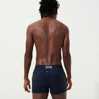 男款 Others 图像 - 男士 Micro Carreaux 羊毛泳裤 - Vilebrequin x Highsnobiety 合作款, Navy 背面穿戴视图