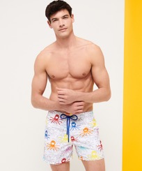 男款 Classic 绣 - 男士 Multicolore Medusa 泳裤, White 正面穿戴视图
