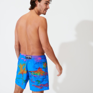 Imagen de Hombre Clásico Estampado - Bañador con estampado 2013 Rio 360° para hombre, Mar azul vista trasera desgastada Imagen de Hombre Clásico Estampado - Bañador con estampado 2013 Rio 360° para hombre, Mar azul vista trasera desgastada