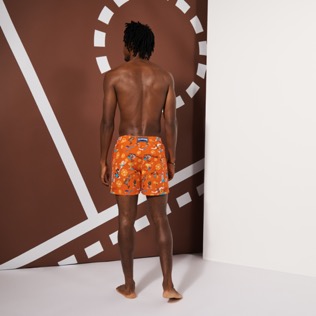 Photo de Homme CLASSIQUE Imprimé - Maillot de bain homme Looney Tunes, Nefle vue portée de dos Photo de Homme CLASSIQUE Imprimé - Maillot de bain homme Looney Tunes, Nefle vue portée de dos