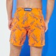 男士 Lobsters 刺绣泳裤 - 限量款 Tango 背面穿戴视图